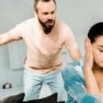 ميرنا جميل تلفت الأنظار بجمبسوت جينز أنيق في أحدث ظهور