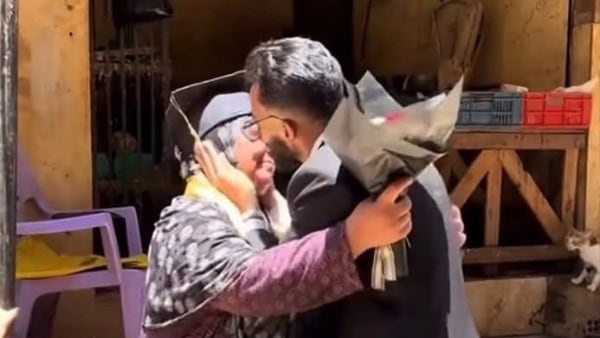 شاب خريج يحتفل مع والدته في لقطة مؤثرة بعد تخرجه