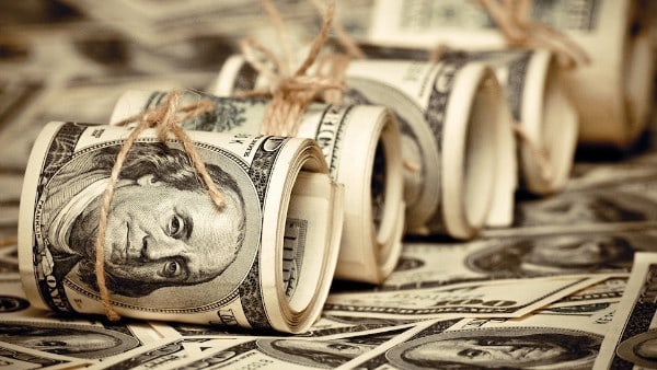 شخص يفكر في العلاقة بين المال والسعادة وراحة البال