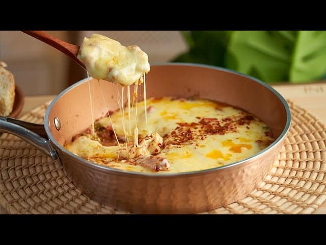 طاسة بيض بالجبنة البيضاء والحبة السوداء