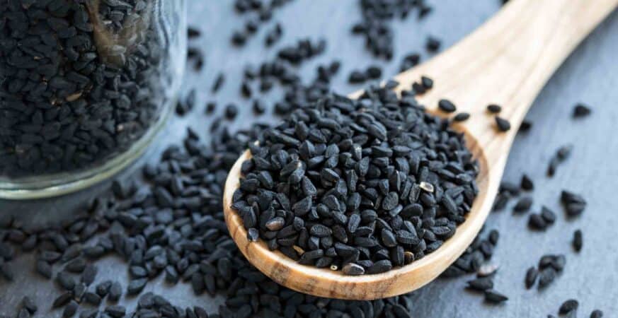 ماذا يحدث لجسمك عند تناول ملعقة حبة البركة يوميًا؟