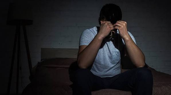 شخص يشعر بالقلق والتوتر بسبب اضطراب ما بعد الصدمة