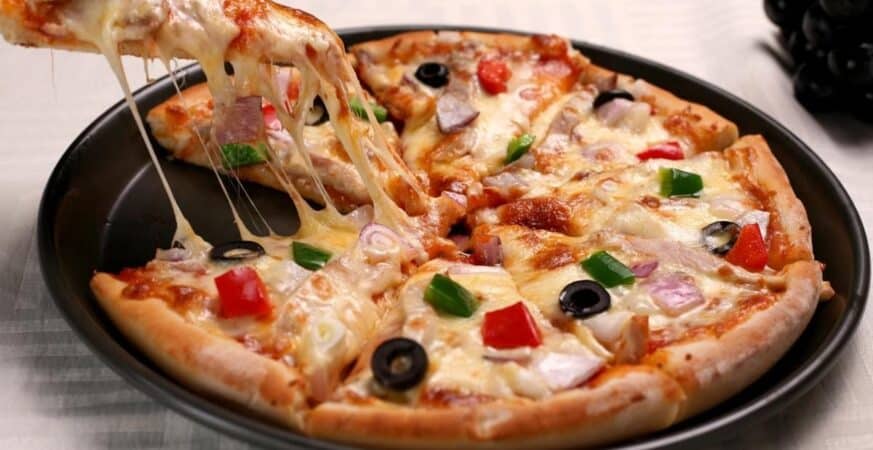 طريقة عمل عجينة البيتزا السهلة