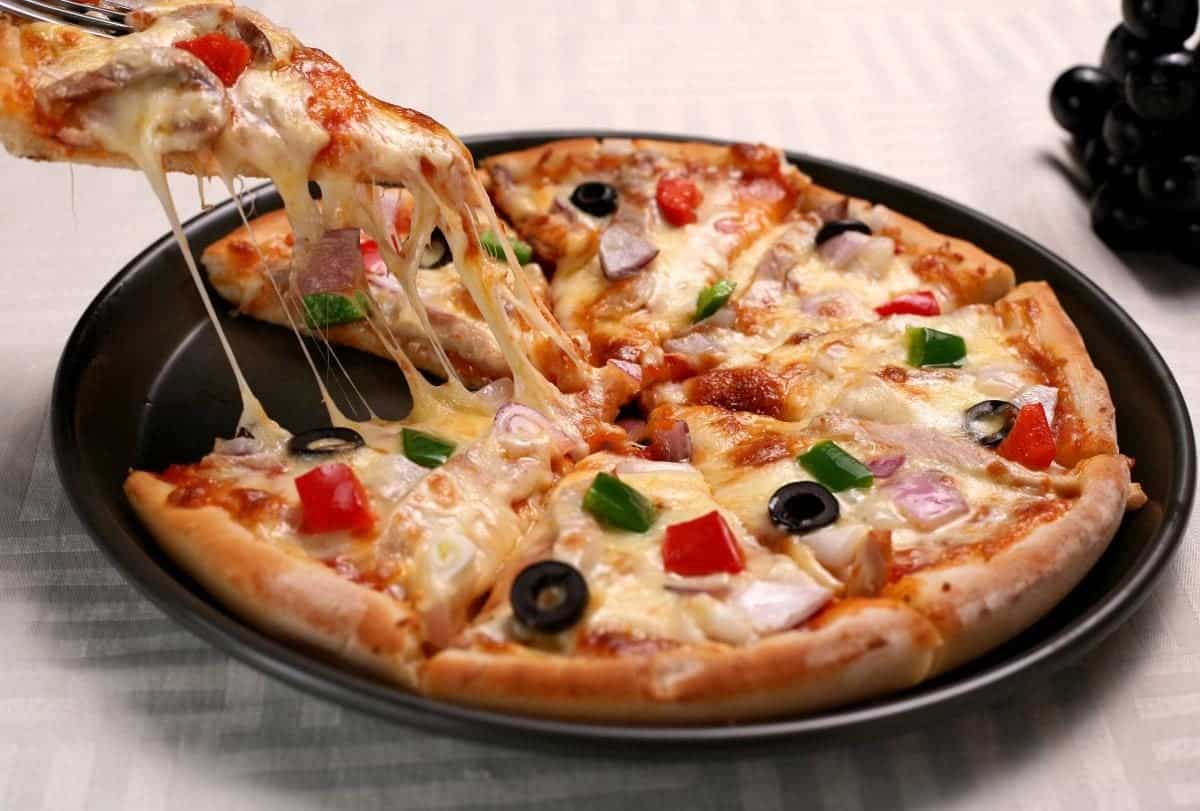 طريقة عمل عجينة البيتزا السهلة