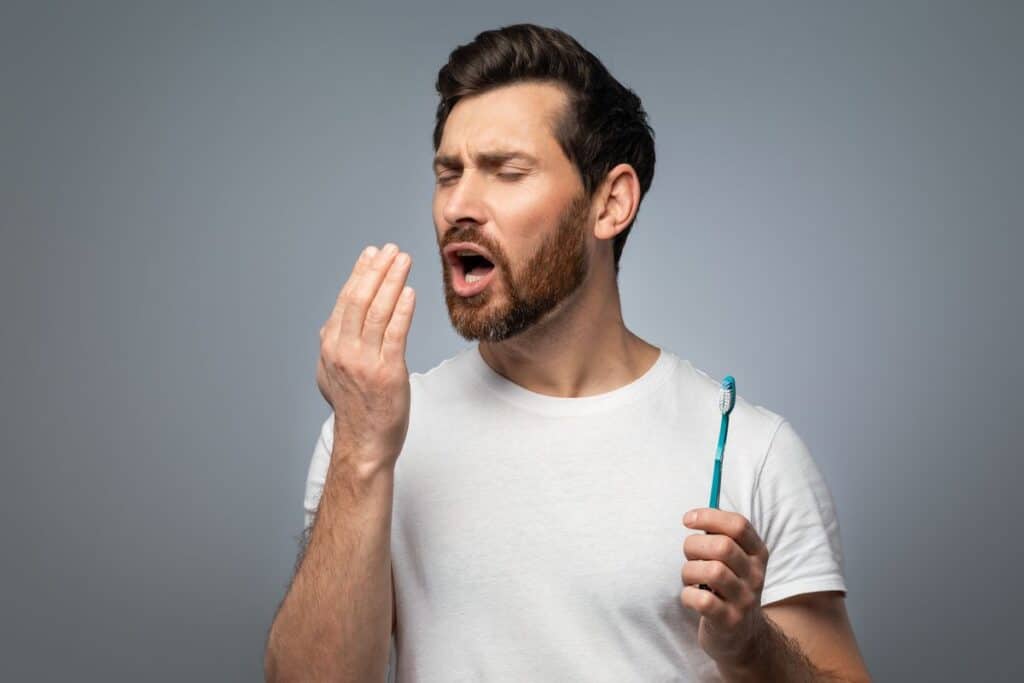 رائحة الفم الكريهة رغم تنظيف الأسنان.. أسباب غير متوقعة بعيدة عن الفم