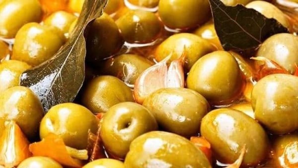 تخلل الزيتون التفاحي في البيت.. خطوات سهلة لمذاق رائع وقرمشة لا تُقاوم