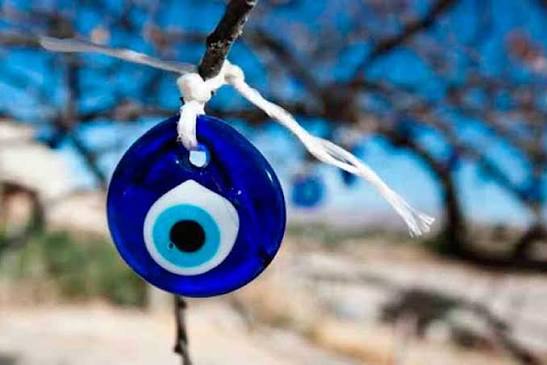 علامات غريبة تكشف الضيف الحسود من أول زيارة