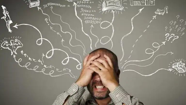 لماذا تظل المواقف المحرجة عالقة في ذاكرتنا لسنوات بينما ننسى ما حدث قبل دقائق؟