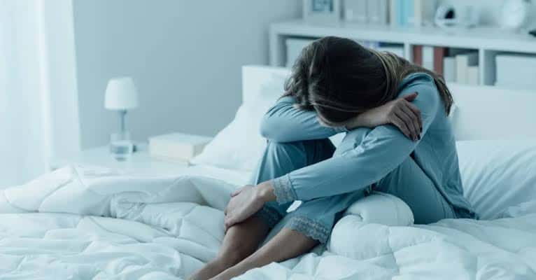 لماذا يستقبلك المزاج السيئ في الصباح؟ الأسباب الخفية وكيف تتعامل معها