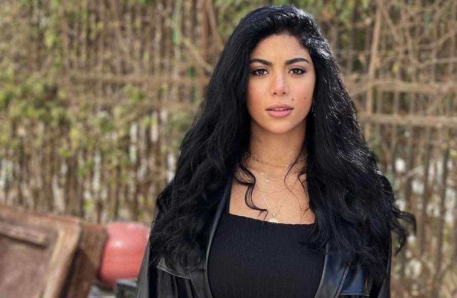 إطلالة كارولين عزمي الساحرة: فستان فيروزي وقفازات أنيقة 5 إطلالة كارولين عزمي الساحرة: فستان فيروزي وقفازات أنيقة