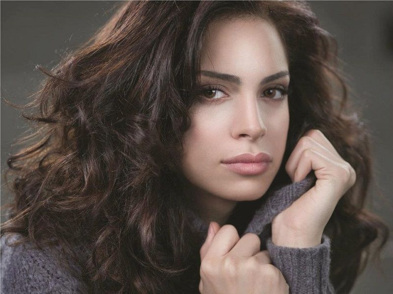 امرأة تضع واقي الشمس صباحاً ضمن روتين العناية بالبشرة في مصر