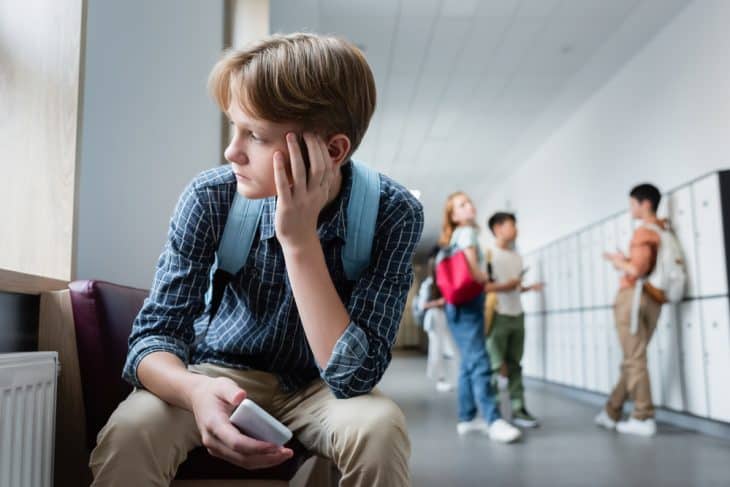 جيل زد والاختفاء عن الناس: طبيب نفسي يوضح الفرق بين العزلة والهروب