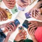 15 مشهورًا تحدثوا عن مآسٍ عائلية صادمة عاشوها في طفولتهم