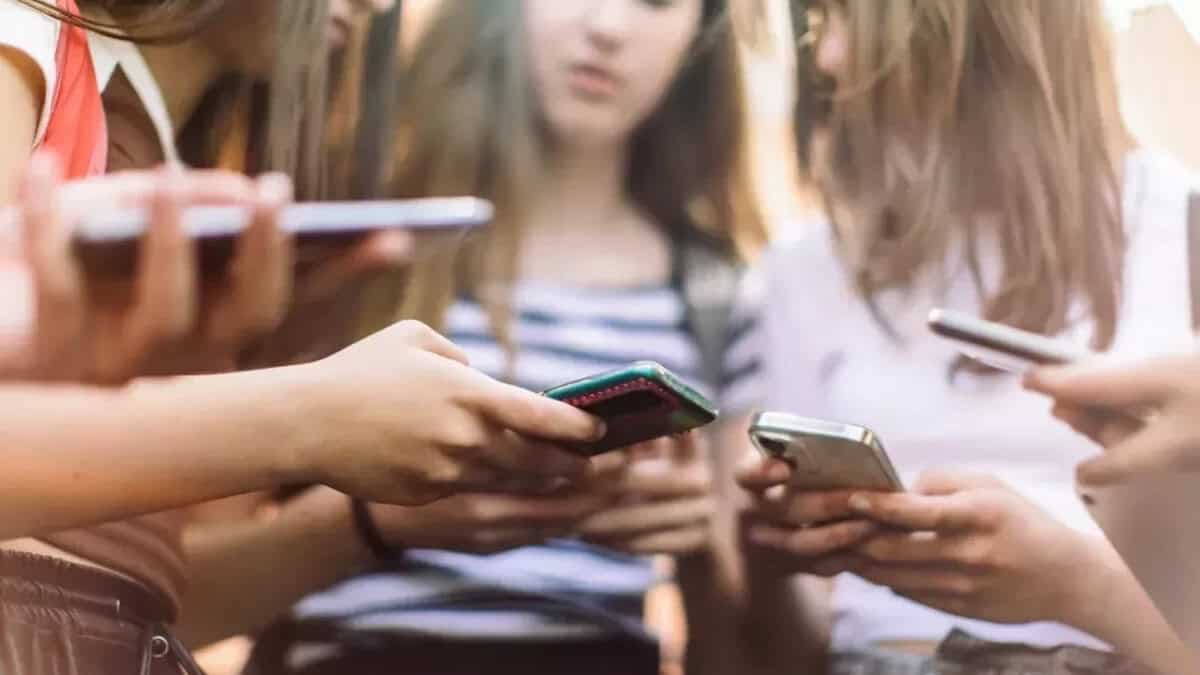 ثلاث شابات من جيل زد يحكين لـ ChatGPT أكثر من الناس